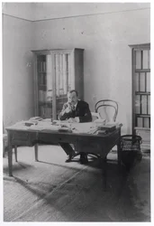 Paul Claudel (1868-1955) in zijn kantoor in Praag